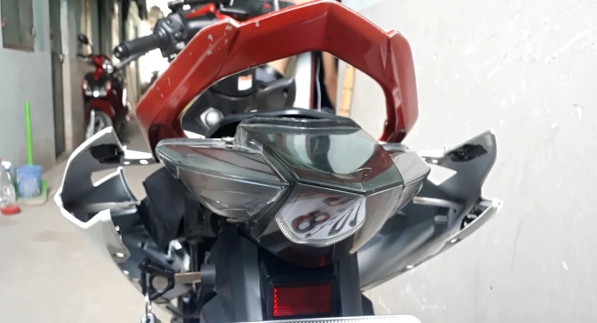 Bước 2: Tháo ốp nhựa sau (đuôi xe)