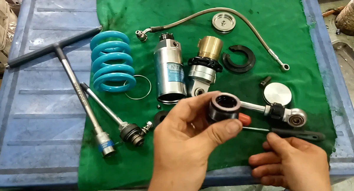 Cách nhận biết phuộc sau exciter 150 bị hư hỏng