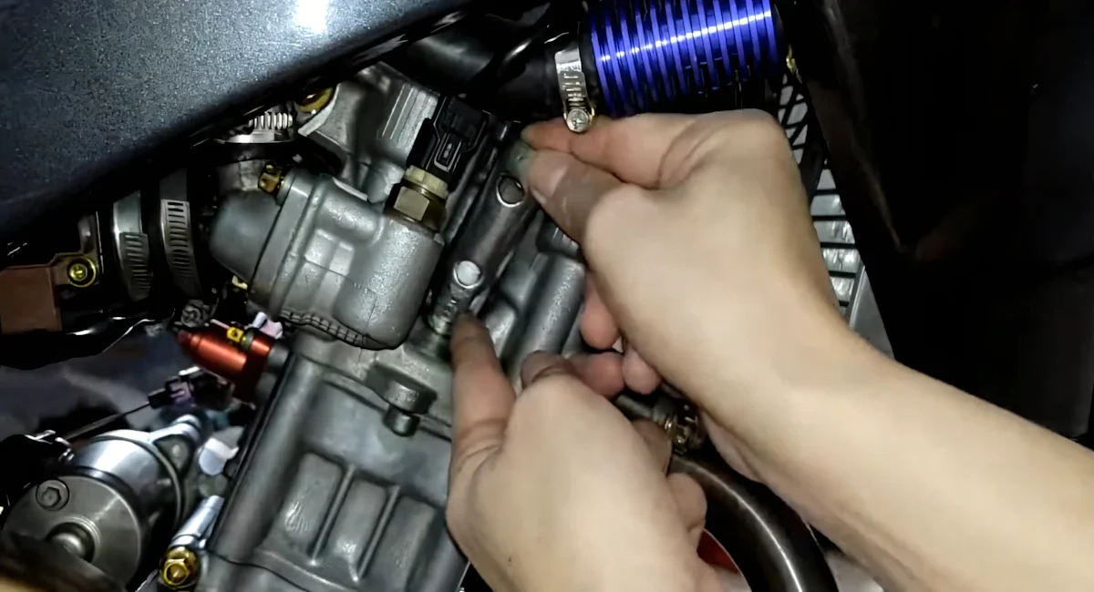 Cách thay bugi exciter 135 nhanh chóng
