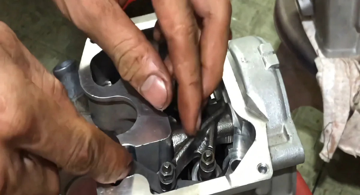 Cò xe bị rơ, lỏng gây tiếng kêu cạch cạch khó chịu