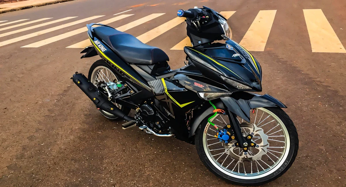Khi tháo cầu chì Exciter 135 cũ ra, cần lưu ý điều gì để tránh hư hỏng?