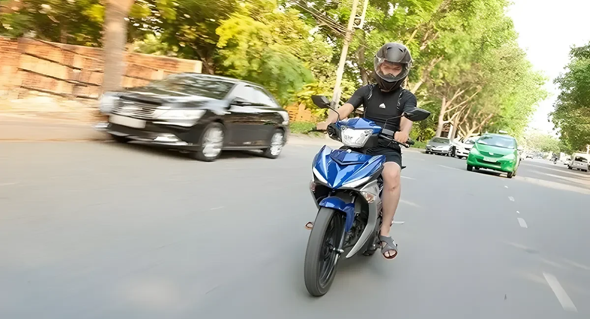Nên di chuyển thật đều ga
