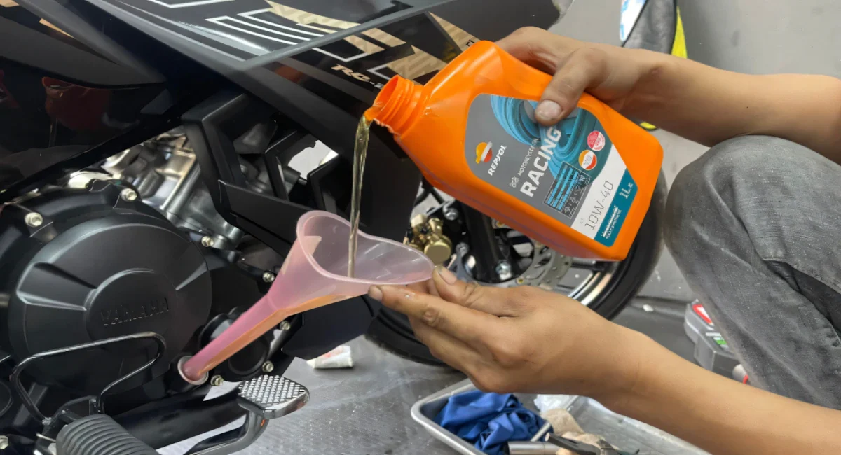Nhớt Repsol Moto Racing 10W40 4T
