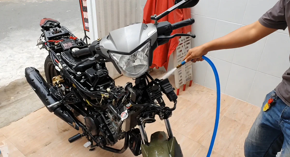 Rửa xe máy ít nhất mỗi tháng 1 lần