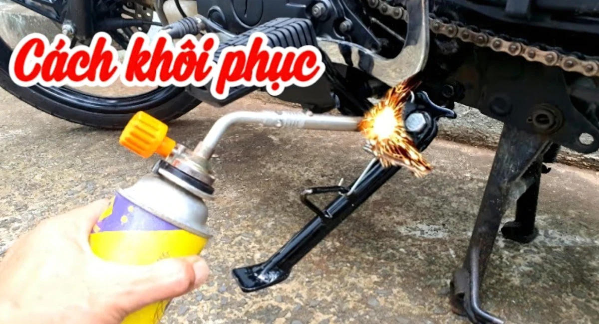 Sử dụng máy hàn, búa để gò lại chân chống