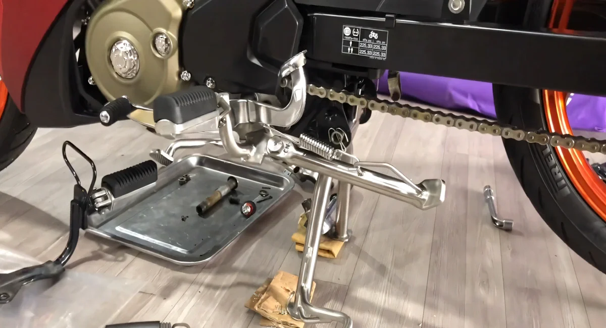Thay chân chống inox