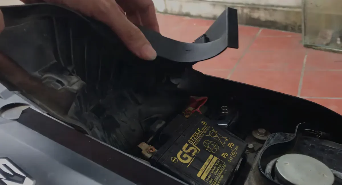 Vị trí bình ắc quy trên xe exciter 150
